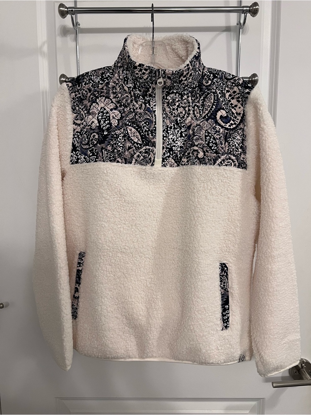 NWT Vera Bradley Cream Teddy Sherpa Pullover w/Navy Paisley Yoke & Pockets- M/M